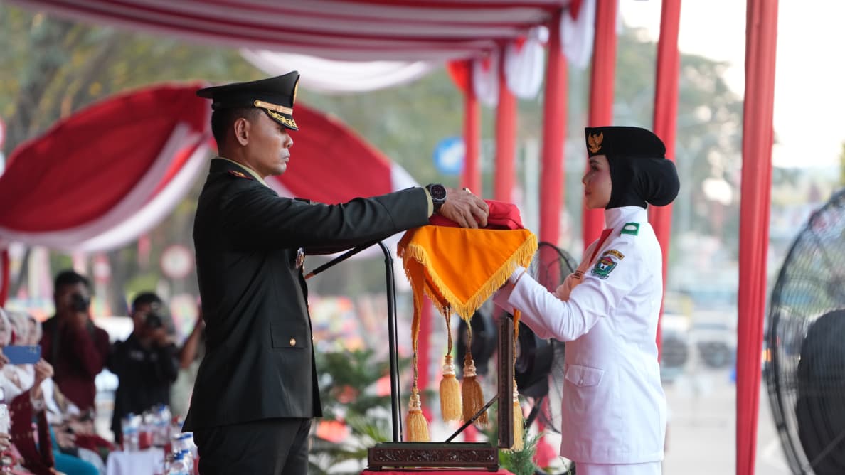 Dandim 0404 Letkol Sahid Winagiri Pimpin Upacara Penurunan Bendera HUT ke-81 RI, Pembawa Baki Zahirah Ananda Deva Siswi SMAN 1 Muara Enim