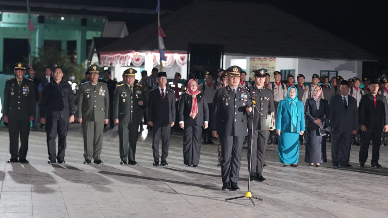 Kenang Jasa Para Pahlawan Jelang HUT Ke-81 RI, Kapolres Pimpin Renungan Suci di Makam Pahlawan Muara Enim