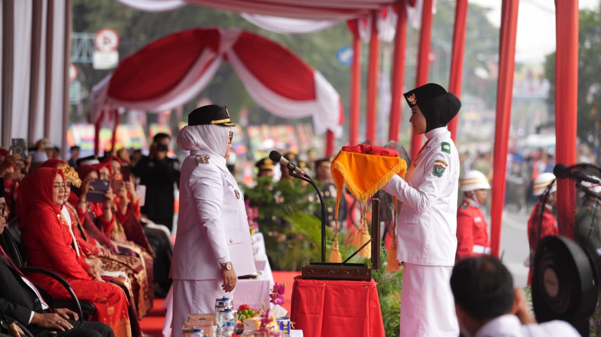 Plt. Bupati Sumarni Pimpin Upacara HUT ke-81 RI, Kirana Adelia Siswi SMAN 1 Gelumbang Pembawa Baki