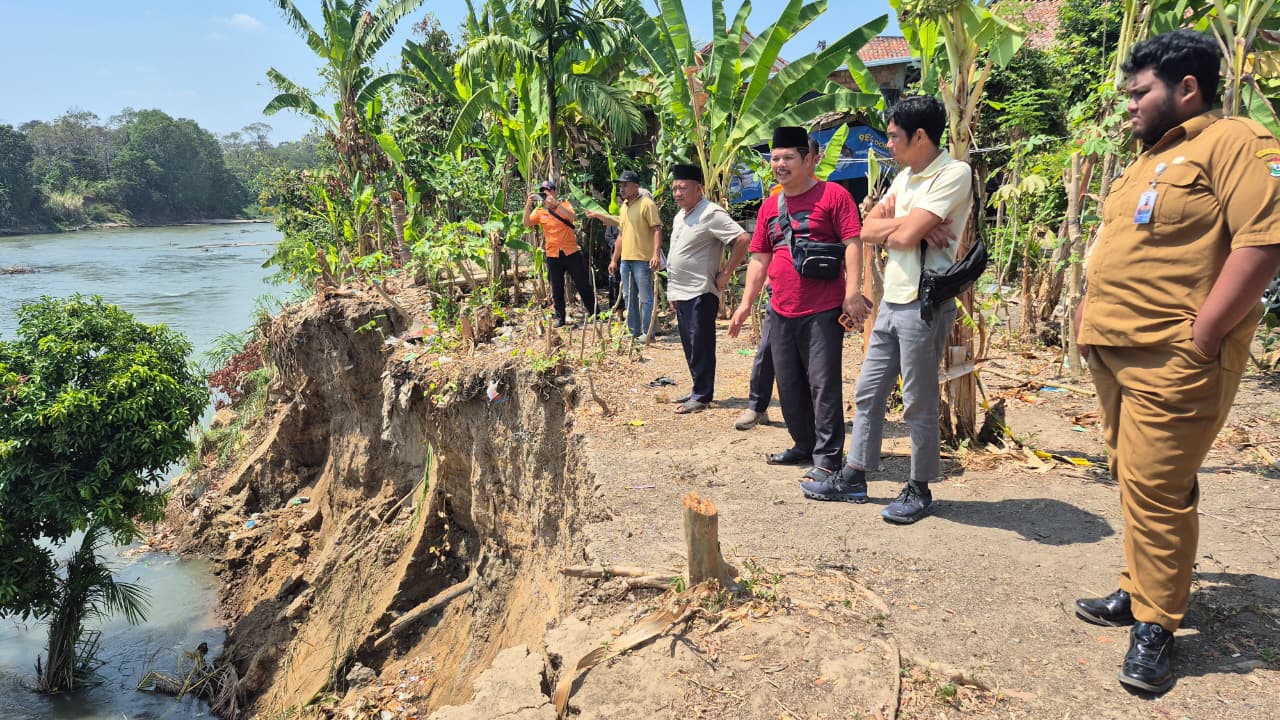 DPUPR & BPBD Tinjau Lokasi Longsor Desa Ulak Bandung, Pastikan Upaya Penanggulangan Segera Dilaksanakan.